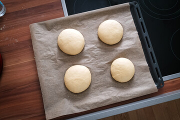 Selbstgebackene Burgerbrötchen am Backblech