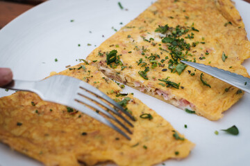 Omelett aus der Gusseisenpfanne vom Grill