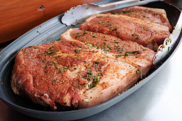 Marinierte Schopfsteaks und Karreesteaks vom Grill