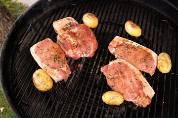 Marinierte Schopfsteaks und Karreesteaks vom Grill