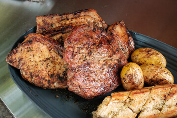 Marinierte Schopfsteaks und Karreesteaks vom Grill