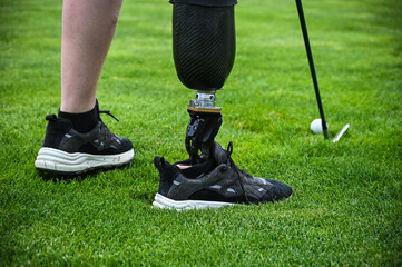 man playing golf on a prosthesis