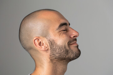 Obraz premium A close up of a man with beard and closed eyes looking to a side