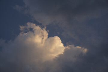 A serene sunset sky with softly lit clouds, creating a dreamlike and tranquil atmosphere.The gentle hues of the sky and clouds enhance the natural beauty,offering a picturesque view of evening's calm.