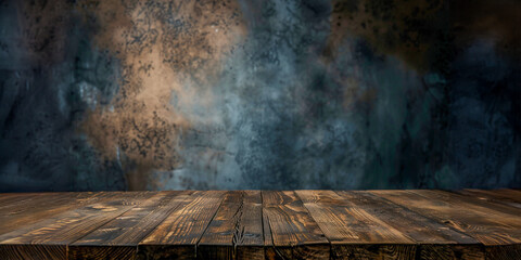 Mesa de madera vacía frente a un fondo oscuro para exhibir productos con una pared grunge borrosa y un foco. El tablero de la mesa es una maqueta para la presentación de plantillas de diseño © Marek