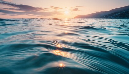 水面、海面、ゆらゆらと揺れて光が反射する波紋、抽象的な水の背景