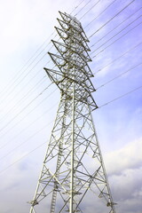 そびえる送電線の鉄塔