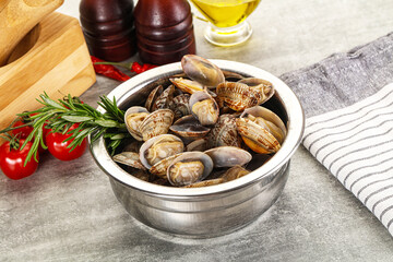 Raw vongole clams for cooking