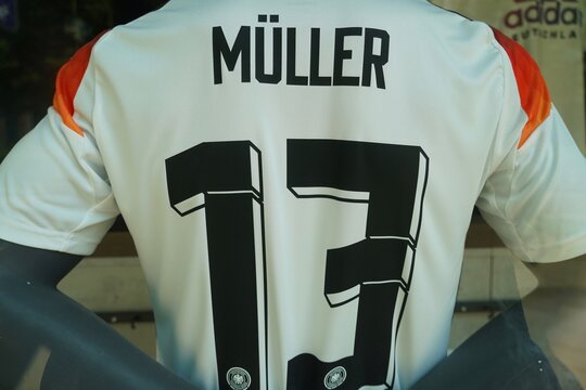 Das DFB-Trikot von Thomas M&uuml;ller zur Uefa Euro 2024 in einer Filiale von 11teamsports in Berlin am 02.06.2024