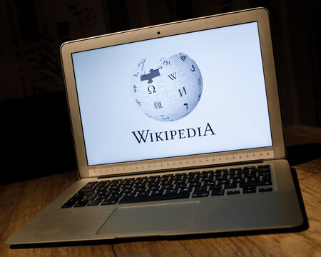 Wikipedia Logo auf einem Laptop