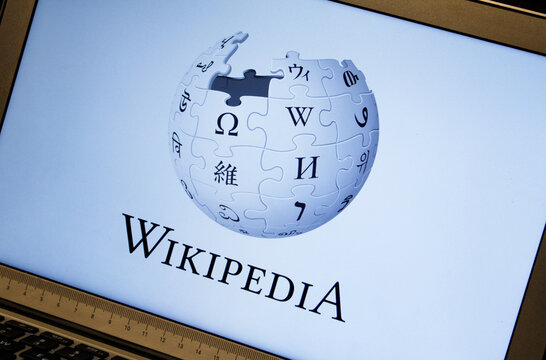 Wikipedia Logo auf einem Laptop