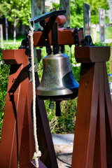 Das Foto zeigt eine Glocke die im Kurpark von Bad Herrenalb im Schwarzwald in Deutschland steht.