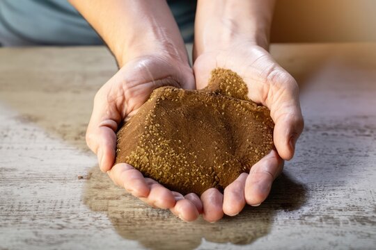 hands with handful of fonio
