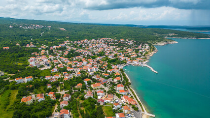 Šilo is a charming small village on the island of Krk, Croatia, perfect for a summer vacation. Captured by drone, Šilo showcases its beautiful cape and picturesque marina © Viktor