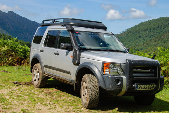 land rover discovery 3, LR3, gray, ready for expeditions and overland and off-road trips, by the road seen from the side on top of the hireva. In the nose of the car you can see an electric rescue win