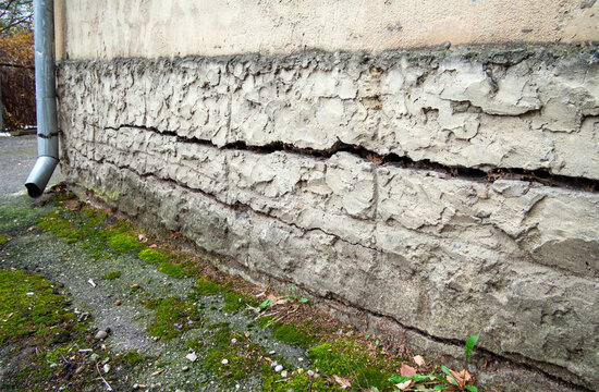 Longitudinal crack in the foundation of a building