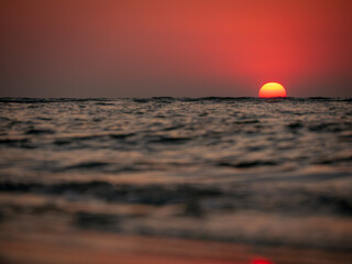 Obraz premium Beautiful sunset with sun close to Arabian Sea horizon .