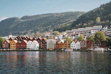 Widok na zabytkową drewnianą zabudowę w Bergen, Norwegia © neskama