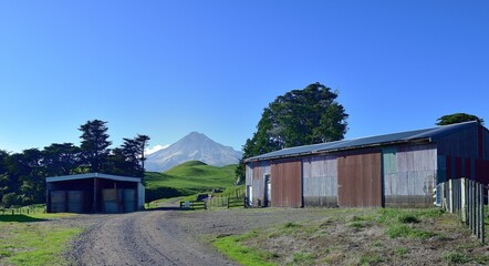 Obraz premium Farm buildings and Mount Taranaki