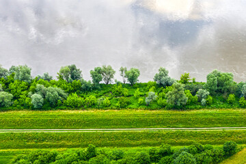 Fototapeta premium Rezerwat Krowia Wyspa na Wiœle w okolicach Kazimierza Dolnego, abstrakcyjny widok z lotu ptaka na drzewa i brzeg rzeki