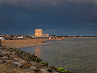 Strand mit Blick auf das Hotel Neptun im Morgenlicht, Morgenrot, Sonnenaufgang, Ostsee am Morgen, Warnemünde, Mecklenburg Vorpommern, Deutschland © Mark Lämmchen 