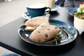 Sandwich auf blauen Teller