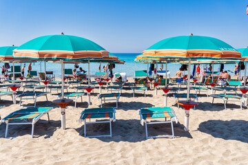 Spiaggia Caraibica a Gallipoli: Sabbia dorata e ombrelloni- Salento, Puglia, Lecce, Italia