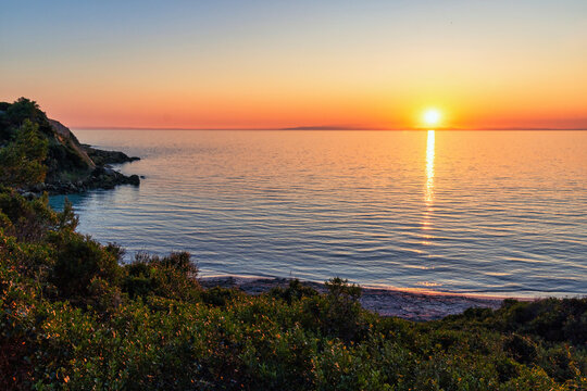 Puglia: tramonto dorato sulla spiaggia di Lido Silvana, Marina di Pulsano, Taranto, Italia	