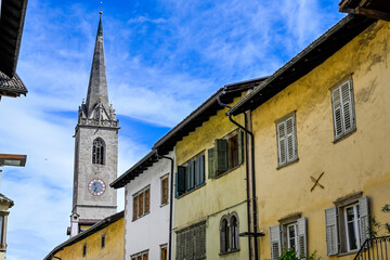 Kaltern, Caldaro, Weinstrasse, Weindorf, Kirche, Pfarrkirche, Kalterer See, Lago di Caldaro, Kirchturm, Marktplatz, Weinberge, Weinbauer, Südtirol, Frühling, Sommer, Italien