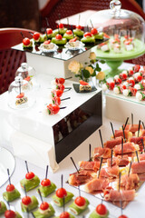 Chafing dish comes from the French word chauffer, which means to make warm. As such, chafing dishes use gentle, indirect heat to keep their contents warm in a large and shallow pan. 