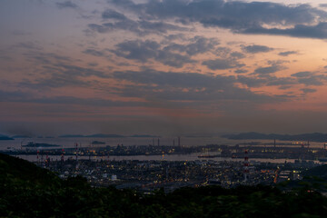 日本の岡山県倉敷市の水島コンビナートの美しい工場夜景