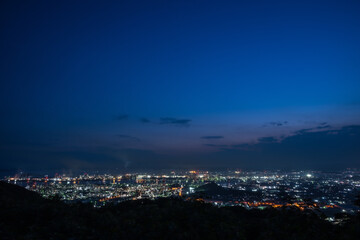 日本の岡山県倉敷市の水島コンビナートの美しい工場夜景