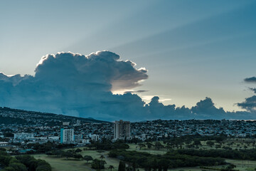 Ala Wai Golf Course / Kaimuki / Kapahulu, Sunlight shining through clouds, giving rise to crepuscular rays，Honolulu Oahu Hawaii.