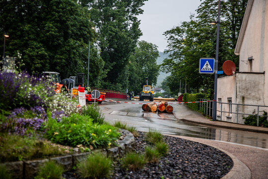 Feuerwehr im Einsatz durch Hochwasser in Winterbach am Gleisdorfer Platz im Remstal (Rems-Murr-Kreis)