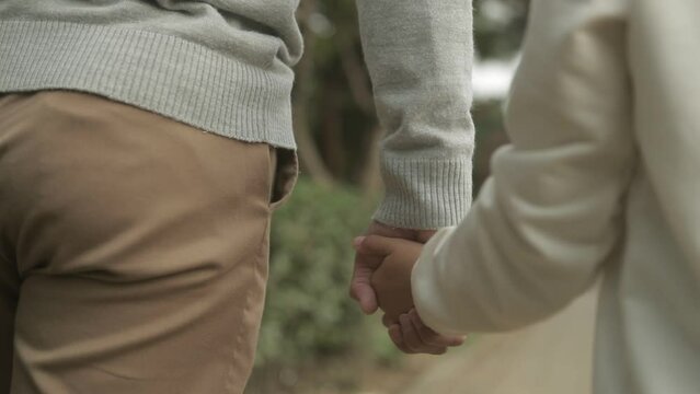 아빠와 아들 손 잡고 걷는 뒷모습 손 확대 슬로우 모션(공원+어린이+도시+보도블럭+남성)