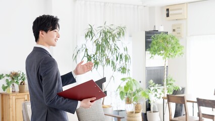 不動産の案内をするビジネスマン
