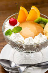 木目のテーブルにプリンアラモード