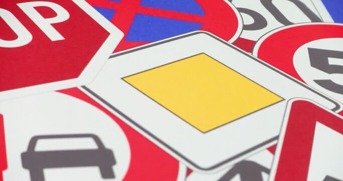 Viele bunte Verkehrsschilder