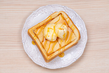 バニラアイスをのせたハニートーストの俯瞰