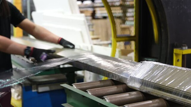 Machine wrapping metal flashing for delivery to customer