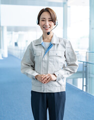 作業着を着た女性オペレーター