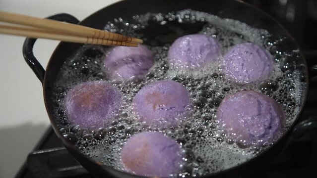 紅イモ味のサーターアンダギーを作る様子