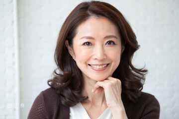 笑顔の美しい日本人の中年女性