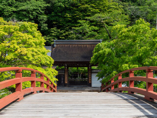 新緑が鮮やかな室生寺の太鼓橋と表門の風景