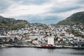 Wybrzeże Alesund, Norwegia © neskama