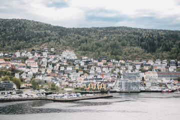 Wybrzeże Alesund, Norwegia © neskama