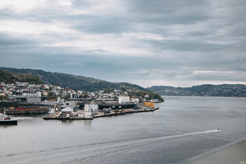 Wybrzeże Alesund, Norwegia © neskama