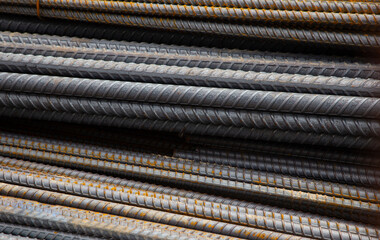 Deformed bars brought to the construction site Rust occurs on the outer surface due to exposure to moisture, resulting in oxidation.