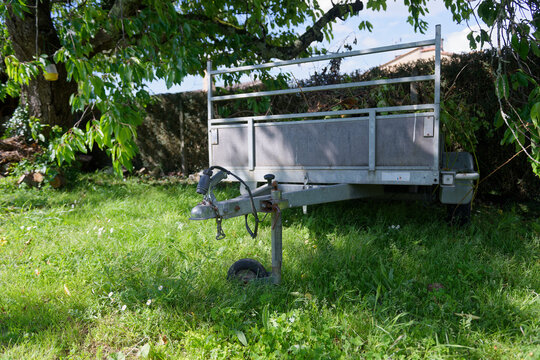 Attelage de remorque en m&eacute;tal, dans un jardin