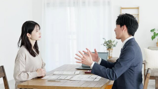 訪問営業をするビジネスマン